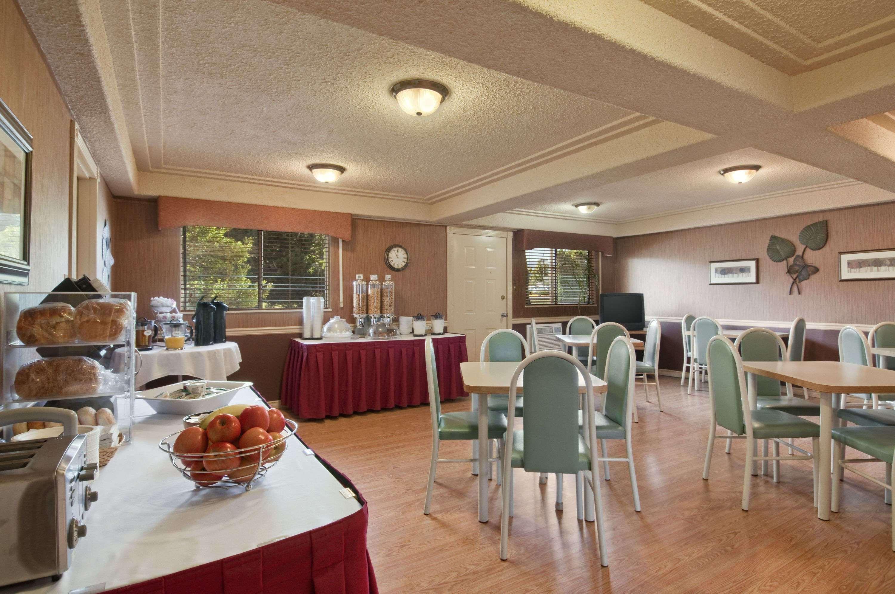 Coast Courtenay Hotel Exterior photo
